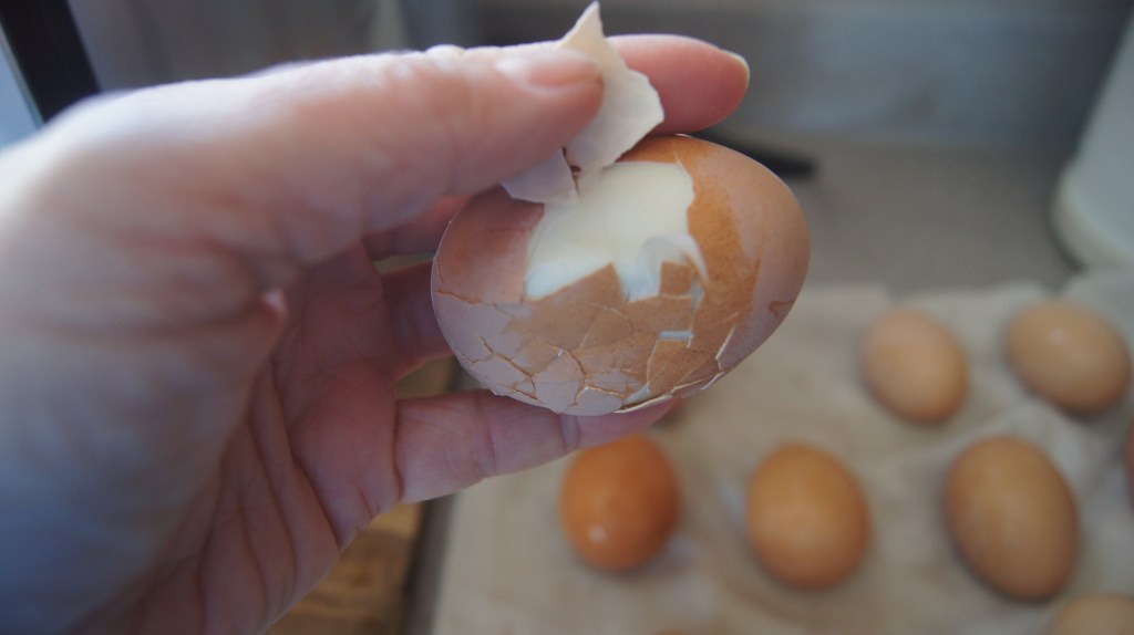 Peeling eggs